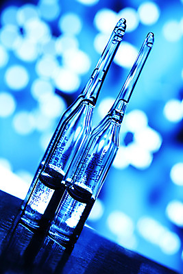 포토 JPG 해외이미지 디자인 산업 백그라운드 크리스마스 공 유리 벽지 추상 휴가 건강 사람없음 장식 물 빛 스터디 약 노란색 흰색 축하 화려 실험실 질병 상품 약국 연도 질감 주사약 테라피 조제 백신 봉인 인플루엔자 해외202004 해외202105 해외포토 자연요소 기념일 컬러 컨셉 무늬 의학 재질 실험 학습 뷰티 바이러스 만들기 파일형식