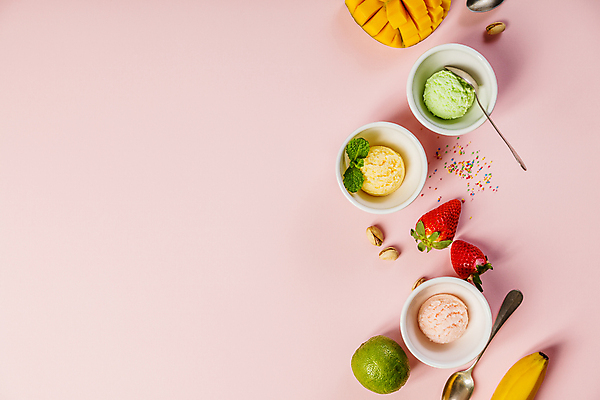 포토 JPG 해외이미지 그릇 딸기 아이스크림 디저트 실내 사람없음 하이앵글 숟가락 달콤 담기 라임 망고 플랫레이 분홍색배경 해외202004 해외포토 식기 음식 뷰포인트 분홍색 백그라운드 과일 모션 수저 내부 플랫 맛 열대과일 파일형식