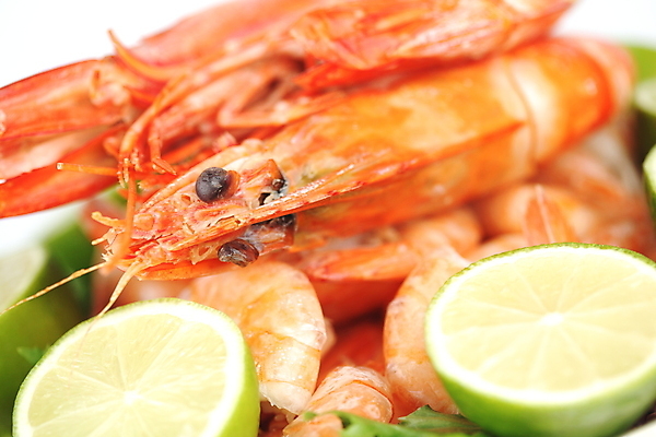포토 JPG 해외이미지 새우 근접촬영 사람없음 샐러드 신선 해산물 흰배경 라임 해외202004 해외202105 해외포토 음식 뷰포인트 백그라운드 과일 갑각류 흰색 파일형식