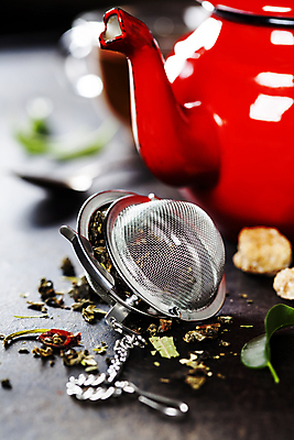 포토 JPG 해외이미지 잎 검은배경 실내 사람없음 아웃포커스 다기 찻주전자 설탕 해외202004 차거름망 해외포토 식물 백그라운드 주전자 촬영기법 내부 검은색 다도 파일형식