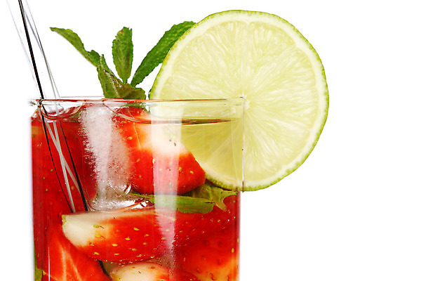 포토 JPG 해외이미지 음료 음식 백그라운드 잎 2 과일 재료 부분 유리 딸기 귤 주류 사람없음 장식 빨간색 초록색 물 파란색 반사 파티 냉동 얼음 검은색 주스 추위 흰색 알코올 신선 칵테일 바 액체 달콤 맛 시원함 설탕 레몬 민트 상쾌 라임 쿠바 고립 모히토 섞기 해외202004 해외202105 해외포토 자연요소 식물 감정 컬러 컨셉 재질 이벤트 중앙아메리카 허브 파일형식