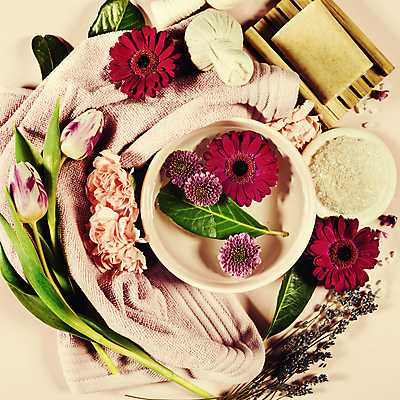 포토 JPG 해외이미지 그릇 꽃 잎 실내 사람없음 하이앵글 수건 튤립 담기 스파용품 비누 거베라 아로마테라피 라벤더 허브볼 분홍색배경 해외202004 해외포토 식물 식기 뷰포인트 분홍색 백그라운드 모션 내부 위생용품 스파 허브 오브젝트 테라피 파일형식