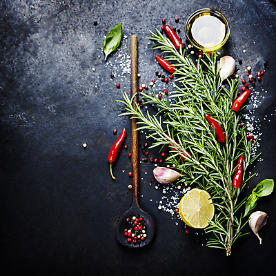 포토 JPG 해외이미지 검은배경 실내 마늘 사람없음 올리브오일 레몬 허브 홍고추 소금 바질 로즈메리 나무주걱 통후추 해외202004 해외포토 식물 백그라운드 채소 과일 고추 내부 목재 검은색 기름_음식 주걱 후추 파일형식