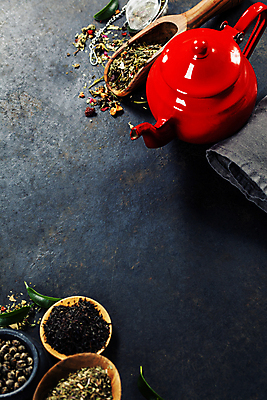 포토 JPG 해외이미지 그릇 검은배경 실내 사람없음 다기 찻주전자 찻잎 스쿱 카피스페이스 해외202004 차거름망 해외포토 식기 백그라운드 주전자 내부 차_음료 검은색 공백 다도 파일형식