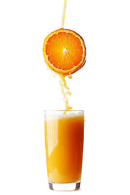 포토 JPG 해외이미지 음료 조각 백그라운드 컨셉 오렌지 과일 재료 유리 귤 건강 사람없음 주스 흐름 흰색 신선 개울 붓기 떨어짐 자르기 상쾌 유기농 내추럴 고립 해외202004 해외202105 해외포토 웰빙 감정 컬러 모션 재질 강 파일형식