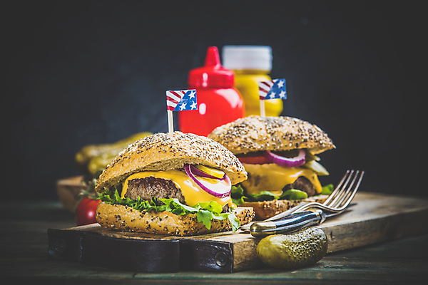 포토 JPG 해외이미지 포크 검은배경 패스트푸드 실내 사람없음 두개 햄버거 나이프 성조기 케첩 머스터드 피클 비네팅 나무도마 수제햄버거 해외202004 해외포토 식기 백그라운드 2 도마 촬영기법 내부 목재 검은색 소스_음식 칼 국기 인스턴트 절임 파일형식