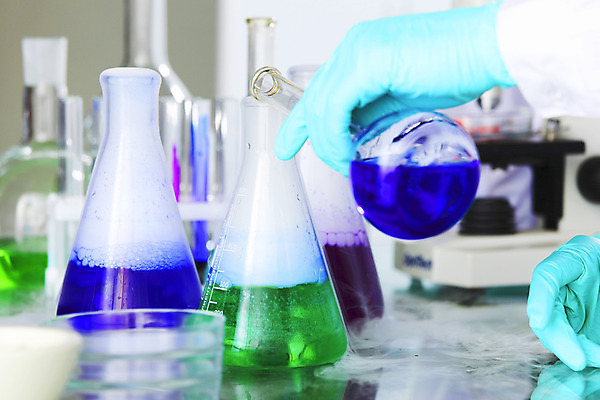 포토 JPG 해외이미지 학생 손 산업 과학 장갑 백그라운드 손가락 유리 추상 건강 실험 사람없음 물 파란색 스터디 약 장비 의사 흰색 기구 공구 잡기 투명 액체 실험실 생명공학 약국 과학자 플라스크 분석 생물학 비커 유리그릇 튜브 발견 조제 유전 화학물질 화학자 해외202004 해외202105 해외포토 자연요소 직업 그릇 잡화 교육 컬러 컨셉 무늬 의학 모션 재질 실험기구 신체부위 학습 의료진 도구 화학 만들기 학자 파일형식