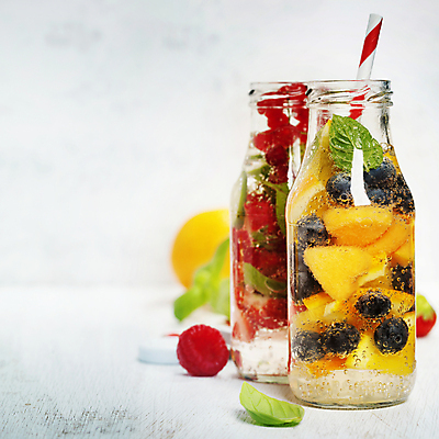 포토 JPG 해외이미지 음료 딸기 유리병 빨대 사람없음 물 레몬 흰배경 블루베리 산딸기 디톡스 해외202004 해외포토 자연요소 백그라운드 과일 병_용기 건강 흰색 파일형식