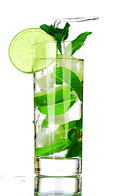포토 JPG 해외이미지 음료 음식 백그라운드 잎 과일 재료 자연 유리 귤 주류 건강 사람없음 초록색 물 파티 얼음 주스 추위 흰색 알코올 신선 칵테일 고명 그룹 달콤 맛 시원함 갈증 설탕 레몬 민트 허브 상쾌 라임 시럽 쿠바 고립 모히토 섞기 소다 이국적 해외202004 스피아민트 해외202105 해외포토 자연요소 식물 감정 컬러 컨셉 재질 이벤트 중앙아메리카 생태계 파일형식