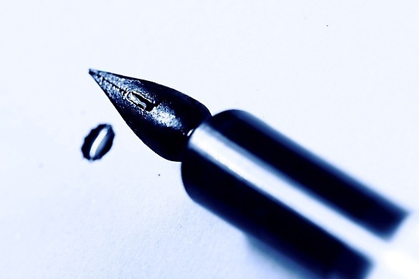 포토 JPG 해외이미지 학생 디자인 종이 비즈니스 캘리그라피 텍스트 통신 교실 잉크 이야기 미술 사람없음 스터디 사무실 펜 검은색 쪽지 교수 희망 거래 흰색 기구 공구 클래식 고급 떨어짐 은색 종업원 깃털 계약 사인 분수 대학교 문서 비서 서명 고립 구독 깃털펜 해외202004 해외202105 해외포토 직업 교육 감정 컬러 컨셉 학교 문화예술 학습 필기구 교사 도구 파일형식