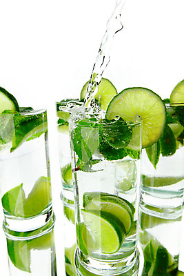 포토 JPG 해외이미지 음료 조각 백그라운드 잎 유리 사람없음 초록색 파티 얼음 흐름 추위 흰색 알코올 신선 칵테일 액체 개울 붓기 떨어짐 시원함 레몬 민트 만들기 라임 고립 모히토 소다 해외202004 해외202105 해외포토 자연요소 식물 컬러 컨셉 과일 모션 재질 주류 이벤트 강 허브 파일형식