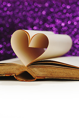 포토 JPG 해외이미지 종이 백그라운드 사랑 사람없음 책 보라색 낭만 하트 카피스페이스 해외202004 해외202105 해외포토 모양 감정 컬러 컨셉 공백 파일형식