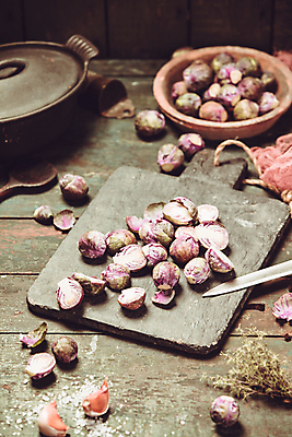 포토 JPG 해외이미지 그릇 단면 실내 마늘 사람없음 냄비 자르기 소금 식칼 나무숟가락 나무도마 나무탁자 방울양배추 백리향 해외202004 해외포토 식기 채소 모션 탁자 주방용품 도마 내부 목재 숟가락 솥 양배추 파일형식