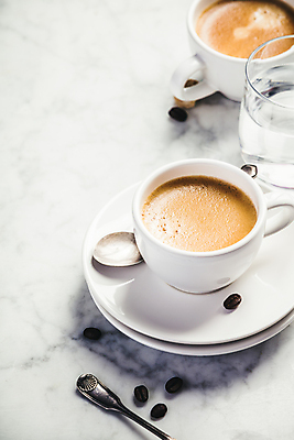 포토 JPG 해외이미지 스튜디오촬영 커피 실내 사람없음 원두 커피잔 물컵 대리석 해외202004 해외포토 음료 재료 잔 내부 컵 파일형식