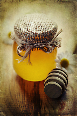 포토 JPG 해외이미지 실내 사람없음 빈티지 달콤 나무바닥 꿀 꿀단지 캐모마일 허니디퍼 해외202004 해외포토 꽃 컨셉 바닥 내부 도구 맛 허브 파일형식