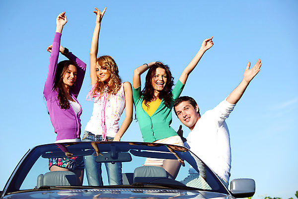 포토 JPG 해외이미지 라이프스타일 여자 남자 행복 백그라운드 자동차 자연 하늘 휴가 미소 사람 여러명 성인 야외 여름 파란색 친구 우정 기쁨 자유 흰색 춤 오픈카 해외202004 해외202105 해외포토 계절 감정 육상교통 컬러 다수 컨셉 관계 승용차 문화예술 표정 생활 생태계 파일형식