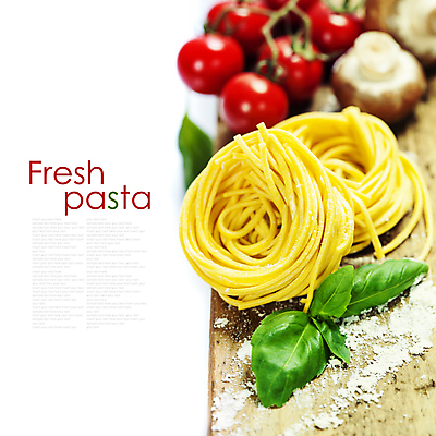 포토 JPG 해외이미지 방울토마토 파스타 실내 타이포그라피 사람없음 아웃포커스 버섯 흰배경 소금 바질 나무도마 카피스페이스 페스토 해외202004 해외포토 문자 백그라운드 토마토 도마 서양음식 촬영기법 내부 목재 공백 흰색 소스_음식 파일형식