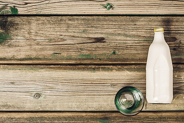 포토 JPG 해외이미지 유리병 건강 사람없음 하이앵글 우유 우유병 유기농 나무바닥 칼슘 카피스페이스 해외202004 해외포토 웰빙 뷰포인트 병_용기 유제품 바닥 공백 파일형식