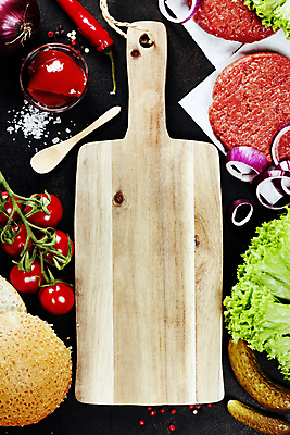 포토 JPG 해외이미지 방울토마토 검은배경 패스트푸드 실내 사람없음 하이앵글 햄버거 상추 케첩 피클 홍고추 소금 패티 나무숟가락 나무도마 수제햄버거 적양파 햄버거빵 종이호일 해외202004 해외포토 빵 뷰포인트 백그라운드 토마토 채소 고추 양파 도마 내부 목재 숟가락 검은색 소스_음식 인스턴트 절임 파일형식