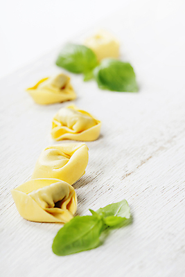 포토 JPG 해외이미지 식재료 실내 사람없음 아웃포커스 준비 흰배경 바질 토르텔리니 해외202004 해외포토 백그라운드 파스타 촬영기법 내부 흰색 파일형식