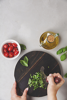 포토 JPG 해외이미지 손 방울토마토 회색배경 실내 신체부위 하이앵글 잡기 칼 올리브오일 바질 나무도마 다지기 해외202004 해외포토 뷰포인트 백그라운드 토마토 모션 도마 사람 내부 목재 회색 기름_음식 파일형식