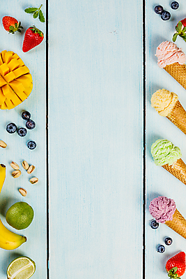 포토 JPG 해외이미지 딸기 디저트 실내 사람없음 하이앵글 달콤 파란배경 일렬 라임 망고 콘아이스크림 피스타치오 해외202004 해외포토 음식 뷰포인트 백그라운드 과일 아이스크림 내부 파란색 견과류 맛 열대과일 파일형식