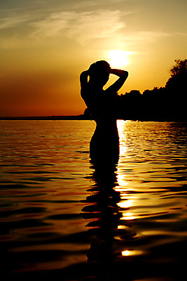 포토 JPG 해외이미지 구름 모델 1 라이프스타일 계절 여자 실루엣 모래 파도 바다 자연 하늘 휴가 휴식 건강 한명 사람 풍경 야외 물 여름 파란색 빛 컬러풀 운동 태양 숫자 섹시 노란색 우주 일출 맑음 일몰 춤 야간 내추럴 해외202004 해외202105 해외포토 자연요소 문자 컬러 컨셉 날씨 문화예술 촬영기법 생활 노을 생태계 파일형식