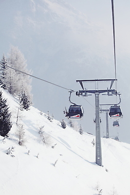 포토 JPG 해외이미지 무료이미지 계절 스포츠 여행 백그라운드 컨셉 겨울 의자 통신 창문 교통시설 자동차 자연 하늘 휴가 스키 산 매달리기 풍경 사람없음 야외 파란색 태양 평화 금속 이탈리아 추위 흰색 도시 큼 시원함 엘리베이터 언덕 휴양지 상업 알프스 리프트 해외202004 해외202105 해외포토 자연요소 유럽 육상교통 컬러 가구 교통 모션 재질 겨울스포츠 장소 크기 시설 생태계 파일형식