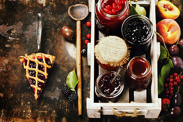 포토 JPG 해외이미지 조각 유리병 디저트 실내 사람없음 달콤 나무상자 복숭아 베리 자두 과일잼 과일파이 나무주걱 해외202004 해외포토 음식 과일 병_용기 내부 목재 상자 맛 잼 파이_빵 주걱 파일형식