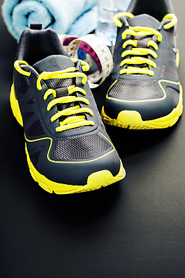 포토 JPG 해외이미지 운동화 다이어트 검은배경 줄자 사람없음 수건 오브젝트 해외202004 해외포토 백그라운드 신발 자 건강 위생용품 검은색 파일형식