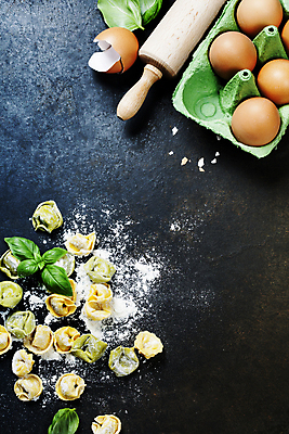 포토 JPG 해외이미지 식재료 검은배경 실내 사람없음 계란 계란껍데기 준비 밀가루 바질 계란판 반죽밀대 토르텔리니 해외202004 해외포토 백그라운드 파스타 내부 알 검은색 가루 밀대 파일형식