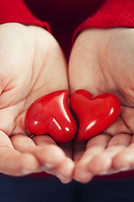 포토 JPG 해외이미지 손 검은배경 실내 사랑 들기 신체부위 하트 오브젝트 보여주기 해외202004 해외포토 모양 감정 백그라운드 모션 사람 내부 검은색 파일형식