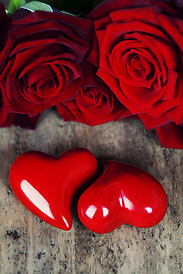 포토 JPG 해외이미지 실내 사랑 사람없음 장미 두개 하트 오브젝트 나무바닥 해외202004 해외포토 모양 꽃 감정 2 바닥 내부 파일형식