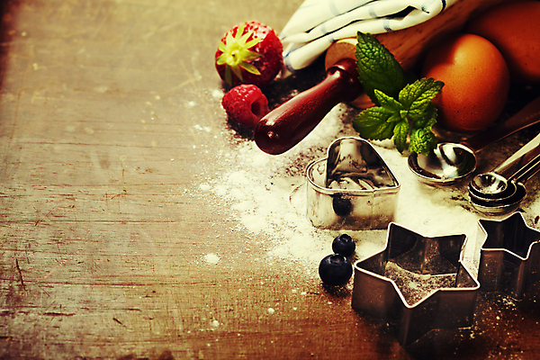 포토 JPG 해외이미지 딸기 사람없음 계란 하트 민트 블루베리 산딸기 밀가루 밀대 쿠키틀 계량스푼 나무탁자 별모형 카피스페이스 해외202004 해외포토 모양 별 과일 탁자 주방용품 모형 알 공백 가루 허브 제빵도구 파일형식