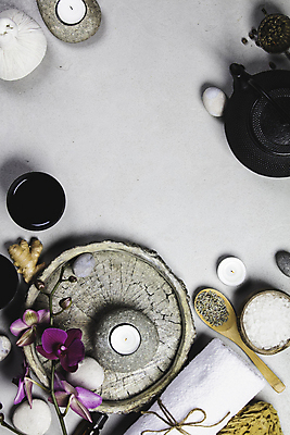 포토 JPG 해외이미지 실내 사람없음 하이앵글 수건 사발 찻주전자 흰배경 스파용품 향초 아로마테라피 나무숟가락 스톤 나무쟁반 난초꽃 허브볼 입욕소금 해외202004 차거름망 해외포토 꽃 뷰포인트 백그라운드 초 주전자 쟁반 내부 목재 위생용품 숟가락 스파 흰색 미용용품 난초 사기그릇 오브젝트 소금 테라피 파일형식