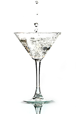 포토 JPG 해외이미지 음료 이동 유리 딸기 건조 사람없음 얼음 어둠 알코올 칵테일 바 액체 재산 붓기 클래식 떨어짐 바텐더 마티니 보드카 섞기 토닉 스플래쉬 해외202004 해외202105 해외포토 자연요소 컨셉 과일 모션 재질 주류 금융 파일형식