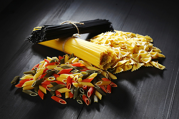 포토 JPG 해외이미지 전통 문화 음식 재료 탁자 파스타 스파게티 요리 사람없음 검은색 이탈리아 면 밀 국수 모음 마카로니 파르팔레 펜네 탈리아텔레 해외202004 해외202105 해외포토 유럽 컬러 가구 곡류 서양음식 면류 파스타면 파일형식