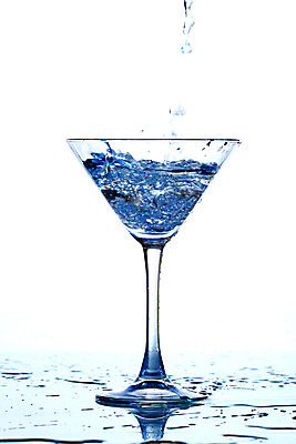 포토 JPG 해외이미지 이동 와인잔 유리 주류 사람없음 와인 얼음 젖음 추위 물방울 축하 알코올 칵테일 혼합 마티니 보드카 섞기 토닉 해외202004 해외202105 해외포토 자연요소 음료 컨셉 술잔 재질 파일형식