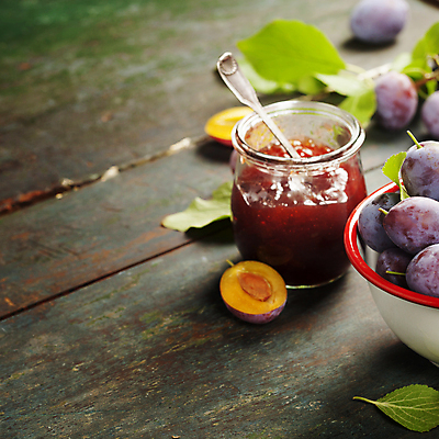 포토 JPG 해외이미지 그릇 잎 유리병 디저트 사람없음 숟가락 유기농 자두 과일잼 나무탁자 카피스페이스 해외202004 해외포토 식물 식기 웰빙 음식 과일 탁자 병_용기 수저 공백 잼 파일형식