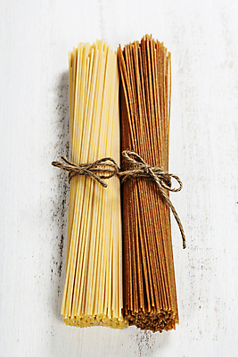 포토 해외이미지 리본 실내 종류 사람없음 두개 다발 흰배경 노끈 파스타면 통밀 해외202004 해외포토 줄 백그라운드 2 파스타 내부 흰색 면류 밀 파일형식
