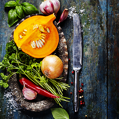 포토 JPG 해외이미지 스튜디오촬영 접시 고추 호박 양파 실내 마늘 사람없음 하이앵글 나무바닥 소금 바질 단호박수프 버터나이프 해외202004 해외포토 식기 뷰포인트 채소 바닥 내부 나이프 수프 파일형식