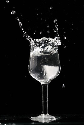 포토 JPG 해외이미지 무료이미지 물결 와인잔 주류 사람없음 물 와인 젖음 칵테일 우아함 혼합 속도 클럽 마티니 보드카 토닉 스플래쉬 해외202004 해외202105 해외포토 자연요소 음료 컨셉 술잔 파일형식