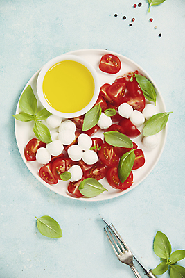 포토 JPG 해외이미지 접시 포크 방울토마토 실내 사람없음 하이앵글 나이프 올리브오일 파란배경 바질 모짜렐라치즈 플랫레이 해외202004 해외포토 식기 뷰포인트 백그라운드 토마토 치즈 내부 파란색 플랫 칼 기름_음식 파일형식