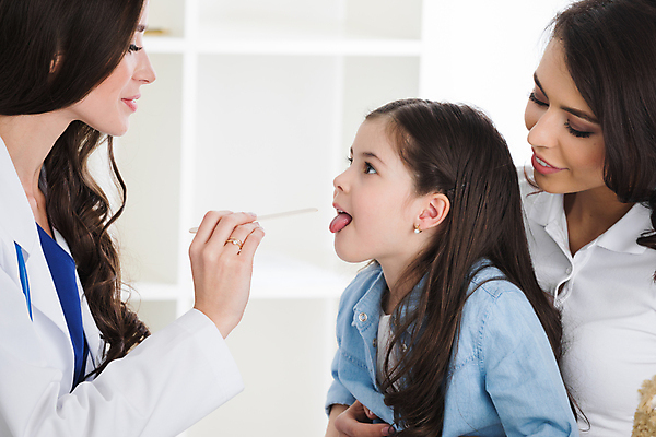 포토 JPG 해외이미지 백인 여자 어린이 청진기 엄마 실내 병원 사람 세명 사무실 약 고통 환자 간호사 의사 아기 입 바이러스 질병 확인 약속 방문 소아과의사 헬프 해외202105 해외포토 서양인 감정 비즈니스 의학 가족 의료기기 내부 신체부위 의료진 도움 파일형식