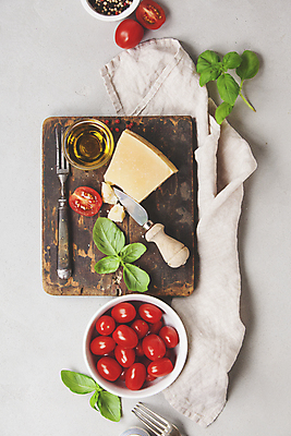 포토 JPG 해외이미지 그릇 포크 방울토마토 유제품 실내 사람없음 하이앵글 칼 흰배경 담기 바질 나무받침 파마산치즈 플랫레이 해외202004 해외포토 식기 뷰포인트 백그라운드 토마토 모션 치즈 내부 목재 흰색 플랫 받침대 파일형식