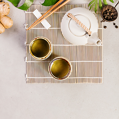 포토 JPG 해외이미지 실내 사람없음 하이앵글 도자기 찻잔 찻주전자 생강 찻잎 나무젓가락 나무발 베이지색배경 해외202004 차거름망 해외포토 뷰포인트 백그라운드 채소 젓가락 주전자 잔 내부 차_음료 베이지색 파일형식