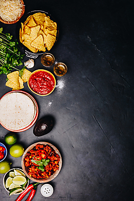 포토 JPG 해외이미지 식재료 검은배경 치즈 실내 사람없음 하이앵글 준비 홍고추 라임 멕시코음식 아보카도 나초 타코 테킬라 살사소스 소금통 토르티야 카피스페이스 해외202004 해외포토 음식 뷰포인트 백그라운드 과일 고추 유제품 주류 서양음식 내부 검은색 공백 소스_음식 파일형식