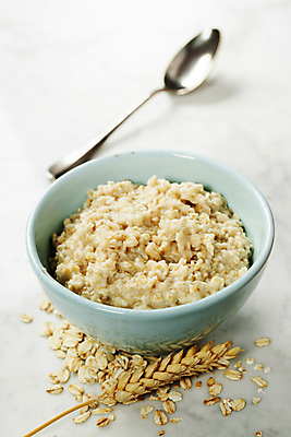 포토 JPG 해외이미지 그릇 실내 사람없음 숟가락 흰배경 담기 건강식 오트밀 슈퍼푸드 귀리 해외202004 해외포토 식기 음식 백그라운드 모션 곡류 수저 내부 흰색 건강식품 파일형식