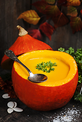 포토 JPG 해외이미지 스튜디오촬영 호박 나뭇잎 실내 사람없음 아웃포커스 숟가락 소금 단호박수프 갈색배경 해외202004 해외포토 백그라운드 잎 채소 촬영기법 수저 내부 갈색 수프 파일형식