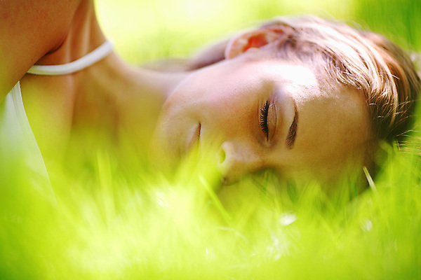 포토 JPG 해외이미지 백인 공원 여자 아침 한명 미소 사람 잔디 초원 성인 야외 여름 빛 햇빛 잠 취침시간 해외202105 해외포토 주간 서양인 식물 1 계절 공공시설 표정 태양 파일형식